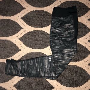 Underarmour black and white patterned leggings